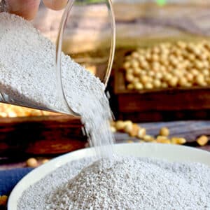 Mono calcium phosphate feed additive supplements aquatic animals livestock and poultry calcium to prevent chondrosis of animals with developmental arrest